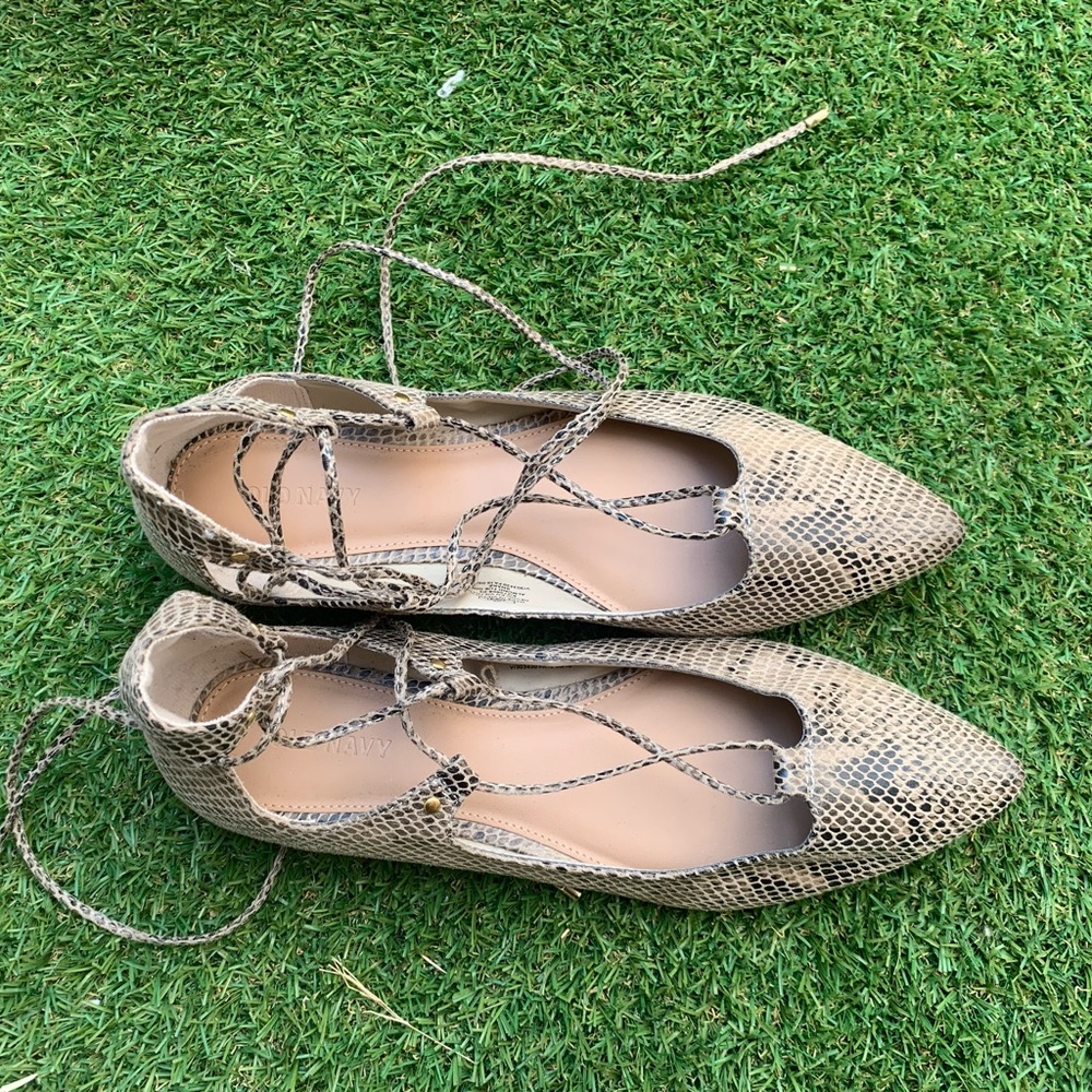 NEW Women’s Snakeskin Pointy Toe Strap Up Flats Size 8